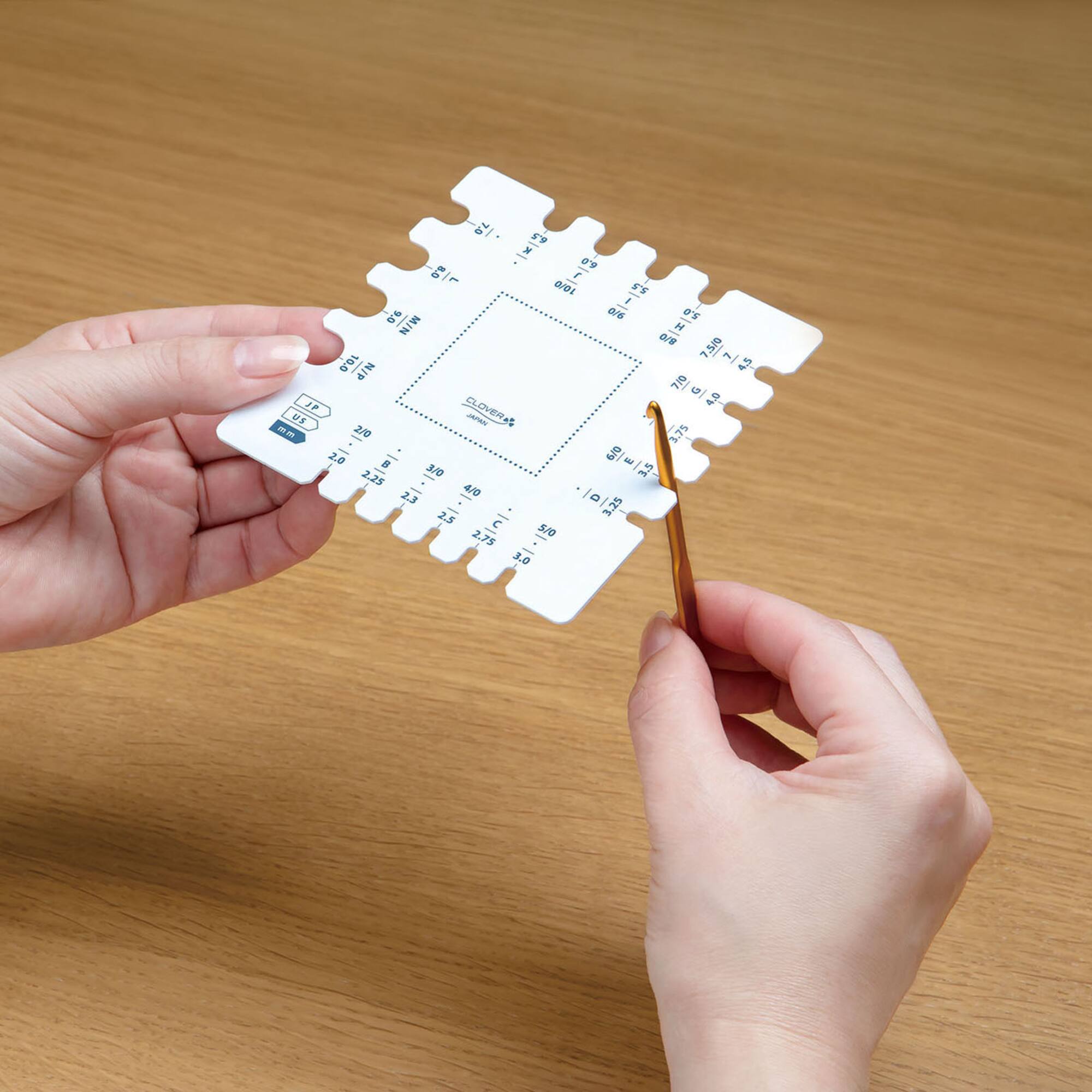 Clover Swatch Ruler & Needle Gauge